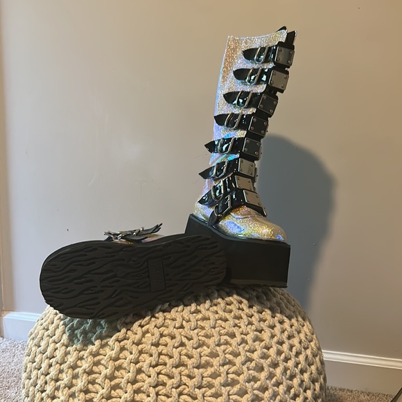 Boots - Picture 3 of 7